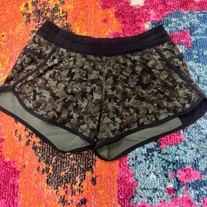 Lululemon Tracker Shorts MR 4” - Size 8